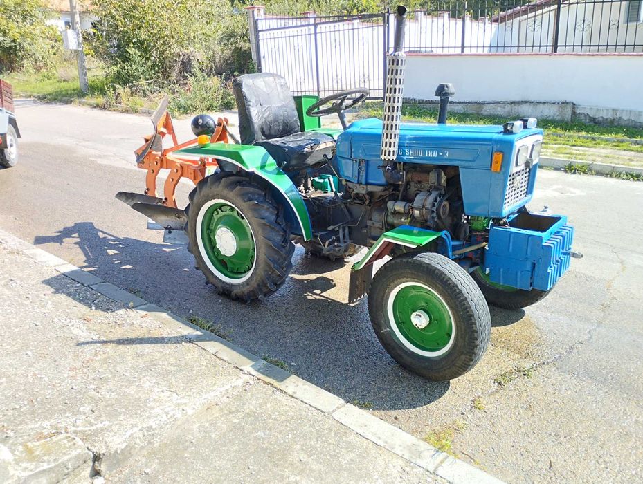 Трактор със оборудване и резервни части