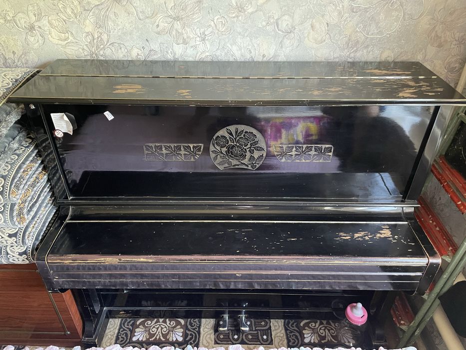 Krasniy oktyabr pianina sotiladi ideal holatda