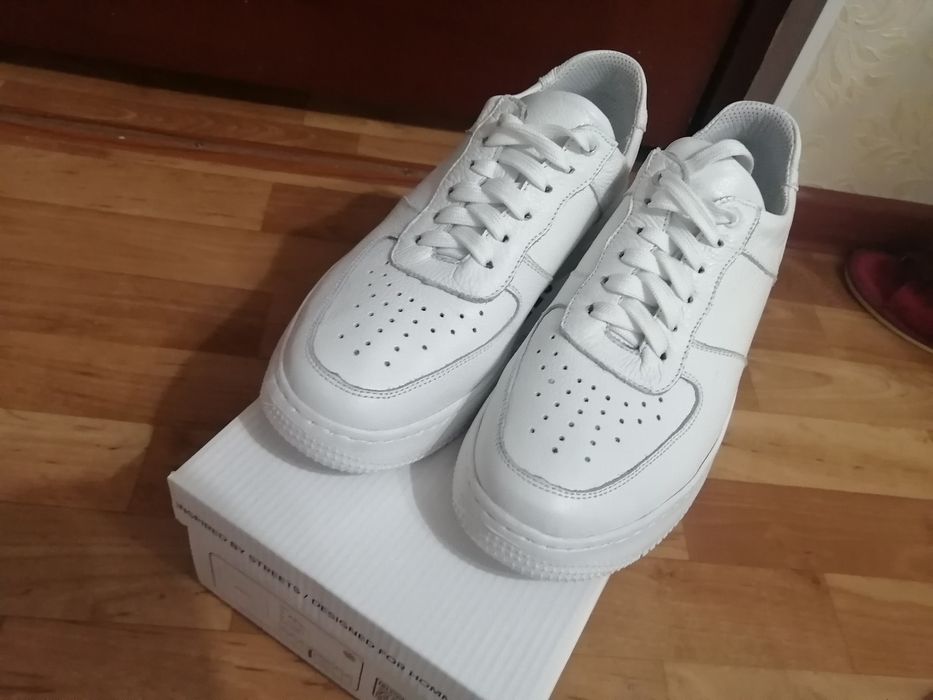 Продам белые  кожанные кроссовки AIR