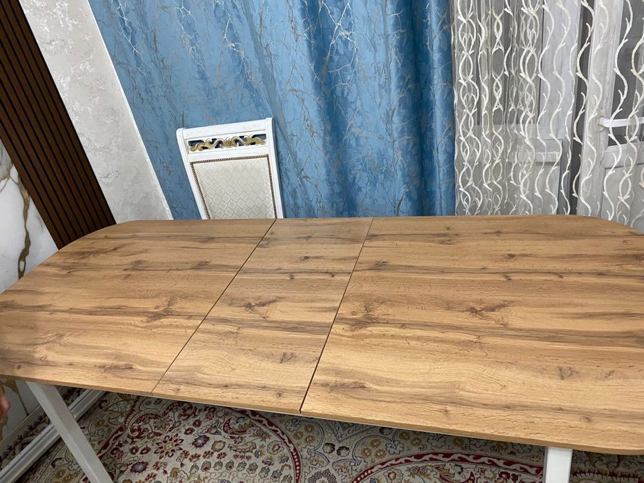 Большой обеденный стол