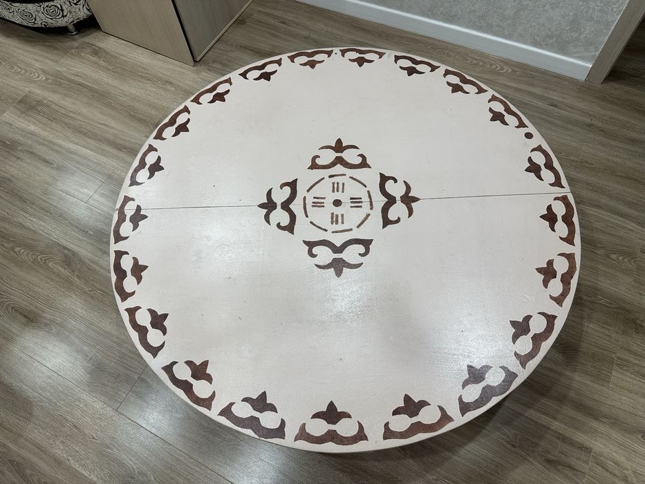 Стол.Дөңгелек қазақы дастархан столы (жер үстел)