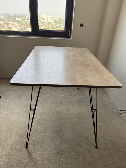 Продаю стол в хорошем состоянии.