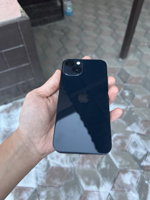 iPhone 13 black.