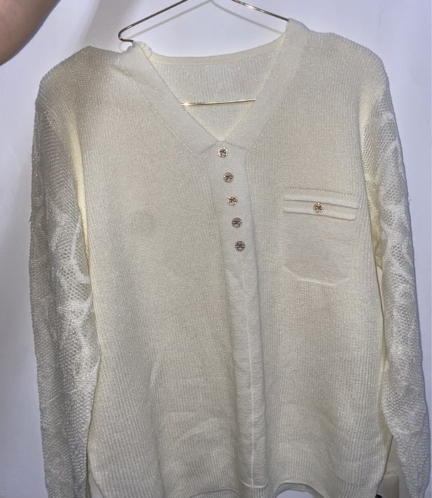 женская кофта молочного цвета с V-образным вырезом,