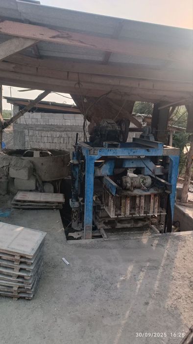 Shlaka blok uskunasi. Ishlab turgan holatda.