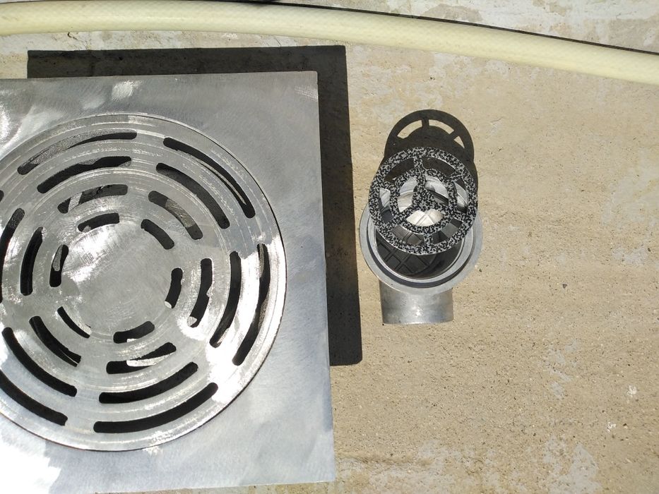 Два броя подови сифони