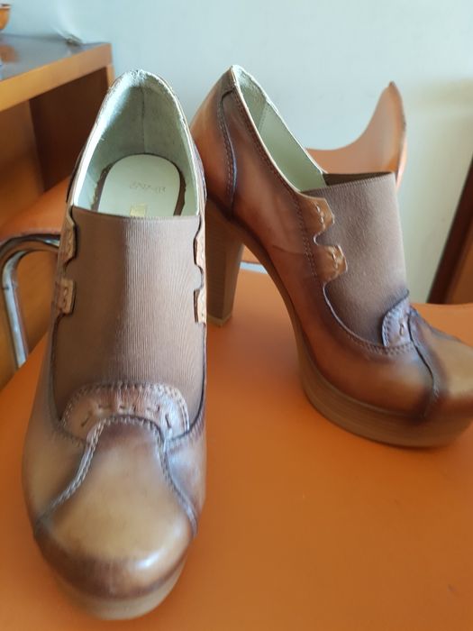 Кожени обувки с висок ток