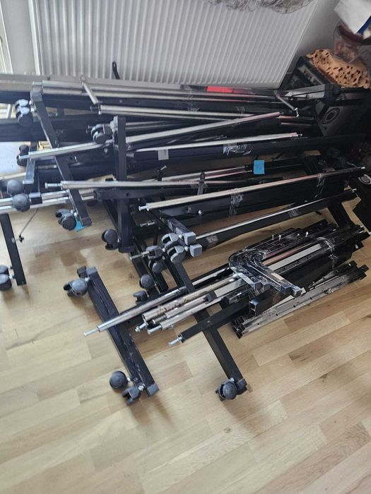 Stender Metal  -  reglabil pe inaltime, Negru si crom - Perfect pentru magazin de haine