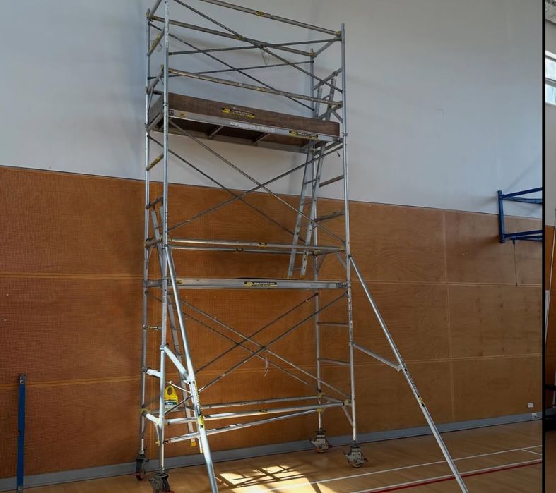 Schela mobila pe roti pentru  construcții, fațade de închiriat