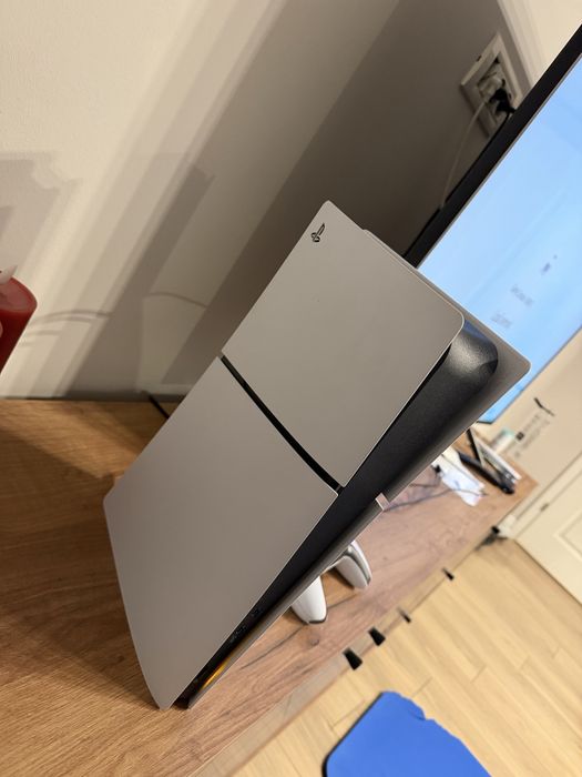 Vând PlayStation 5 Digital Edition, în stare excelentă, folosit foarte puțin.