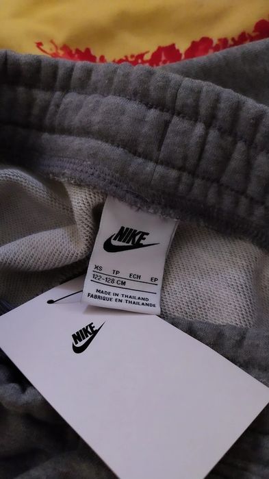 Pantaloni nike cu eticheta