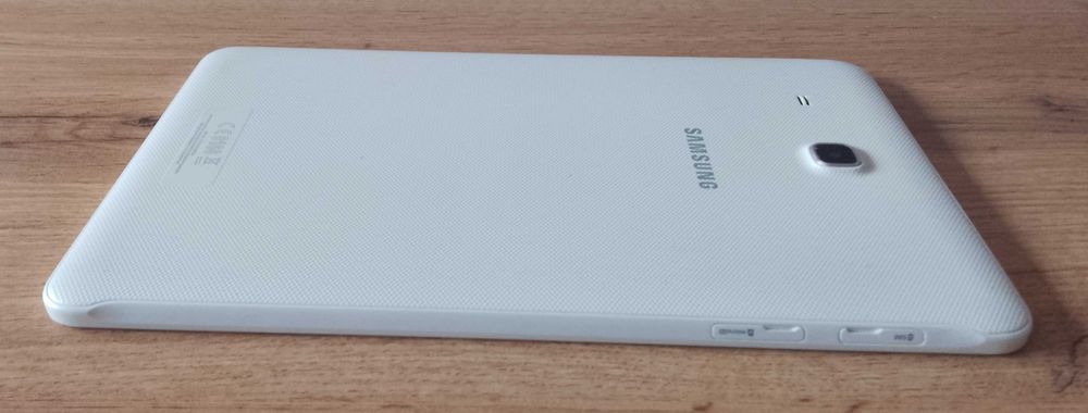Таблет SAMSUG Galaxy Tab E SM-T561