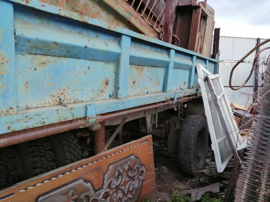 Синий полуприцеп ЗИЛ