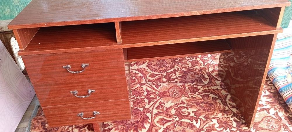 Кресло ва парта жавонли сотилади,