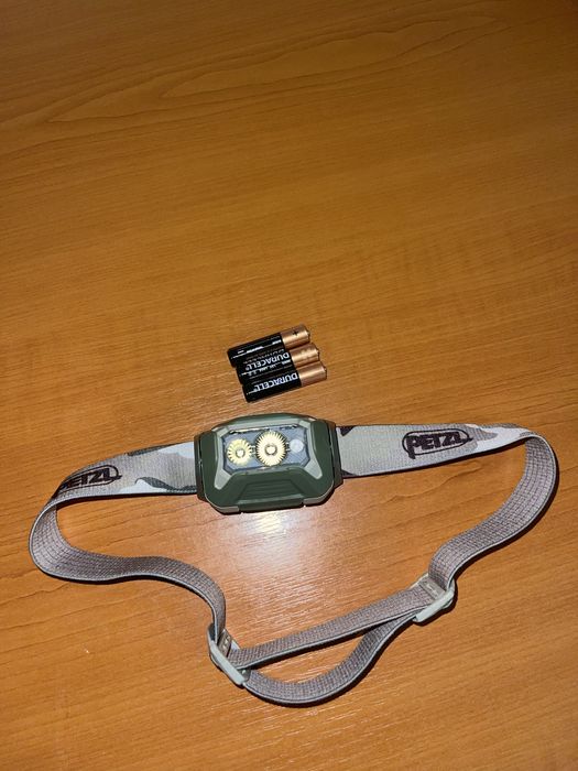 Vând lanternă drumeție PETZL ARIA 2 RGB