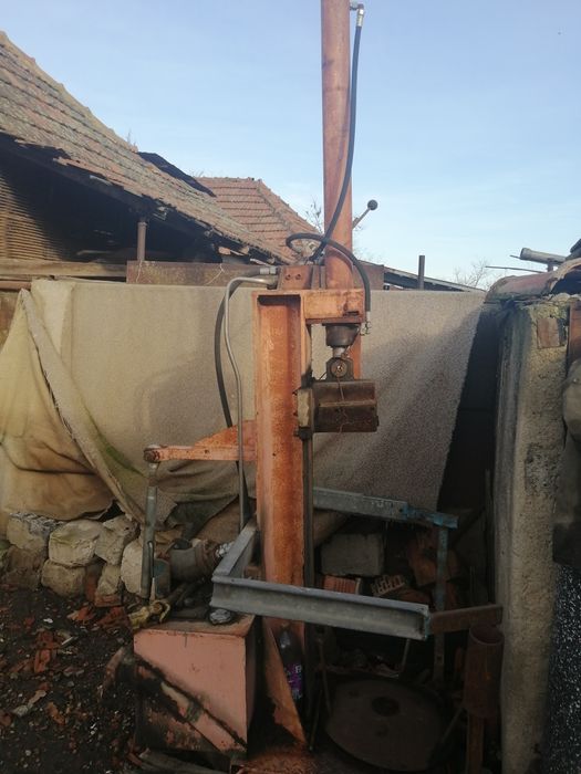 Vând tractor UTB 550 și crepător de lemne pe cilindru !