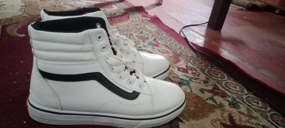 Продам кроссовки новые