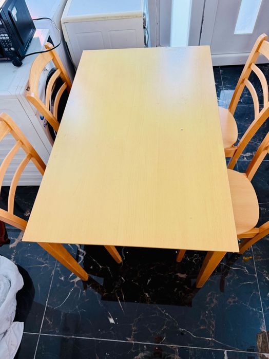 Masa cu 6 scaune și cu 4 scaune