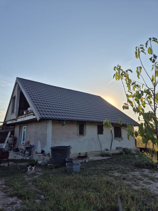 Vând casă cu etaj