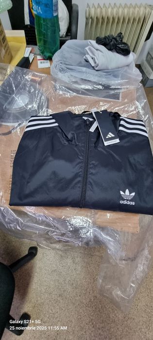Se vinde geaca Adidas noua marime M