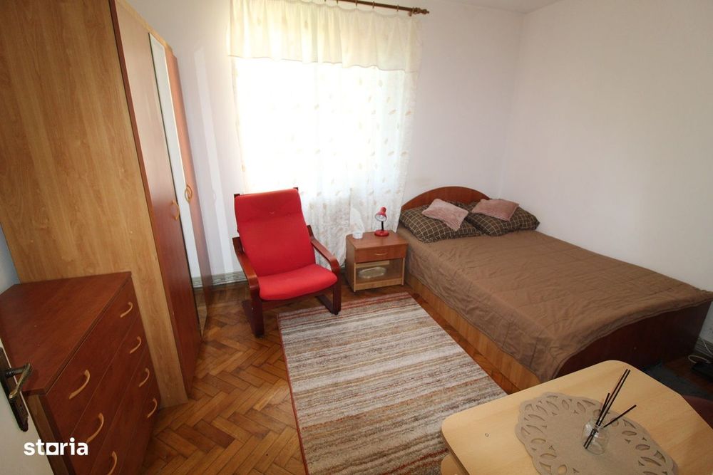 Vând apartament 2 camere în Hunedoara, zona Micro2-OMW, etaj 1...