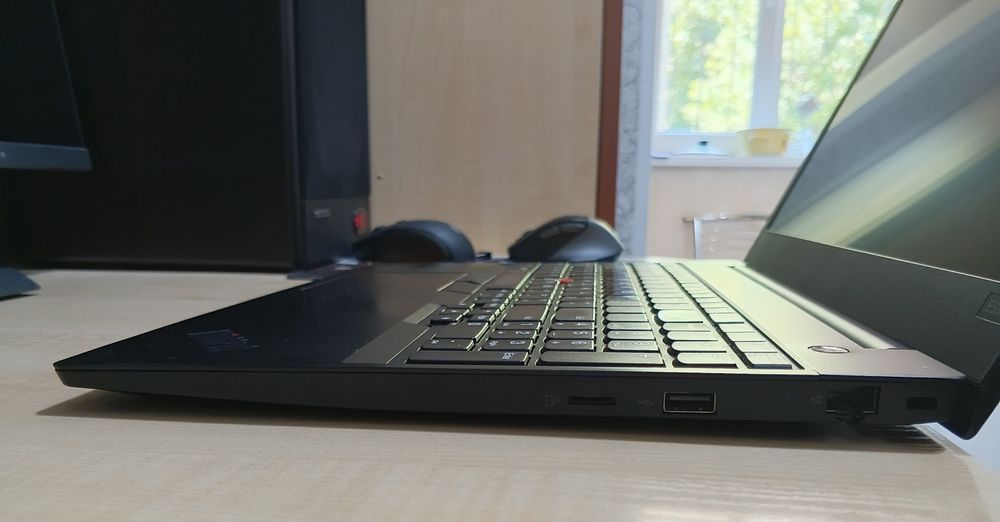 LENOVO ThinkPad E595 15,6" IPS FHD/ RYZEN 5 3500U/8GB DDR4/ 256GB NVMe