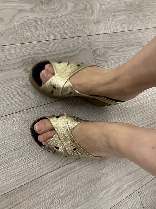 Продам шлепанцы женские платформа