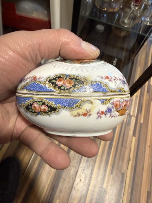 красива порцеланова кутийка за бижута Corona