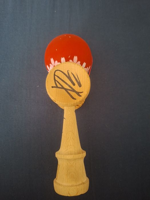 Kendama Karo Sakura roșie puțin jucata