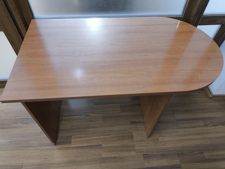 Офисный стол с брифинг-приставкой