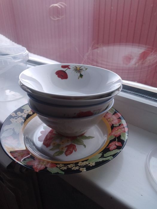 Отдам за шоколадки  рахат.вещи хорошие