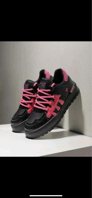 Обувки черно-розови