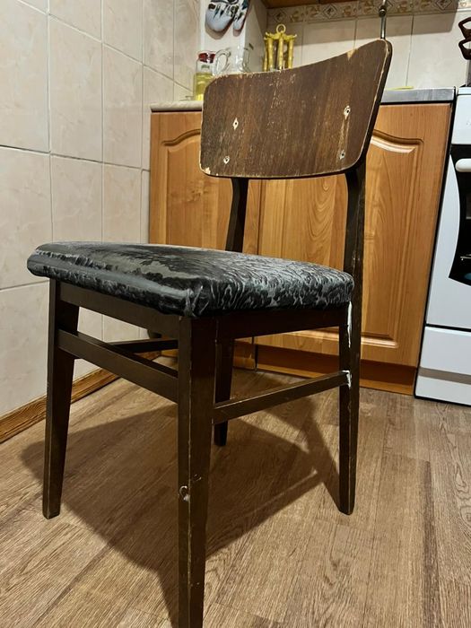 Стулья пять штук.