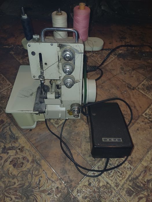 Продаю швейную электромашику и  оверлог.