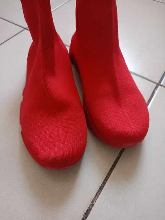 Vând ghete sport marca sport cu 3 dungi,că și traducere, produs de cal