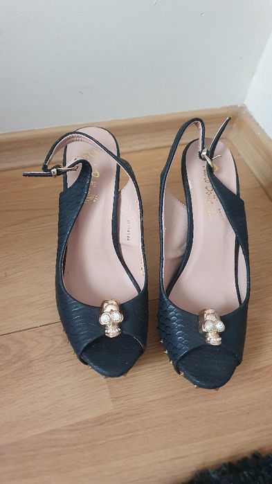 Сандали в черно на висок ток