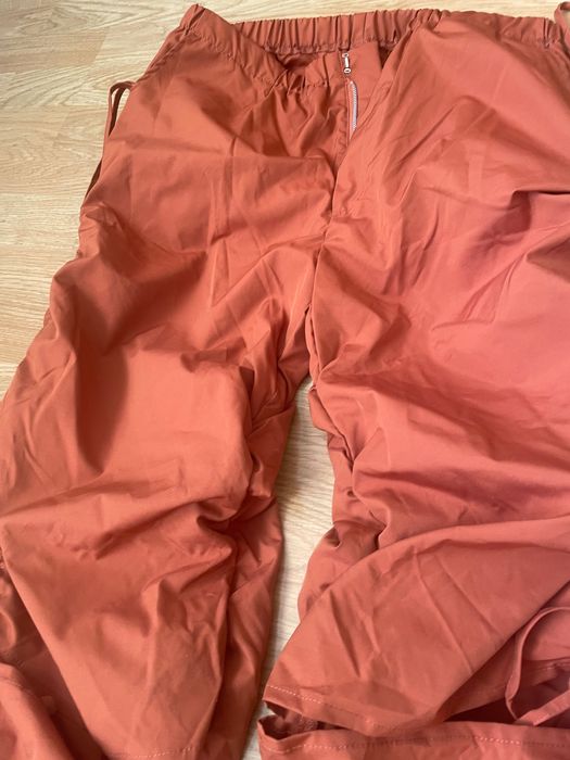 Два чисто нови панталона Л размер.