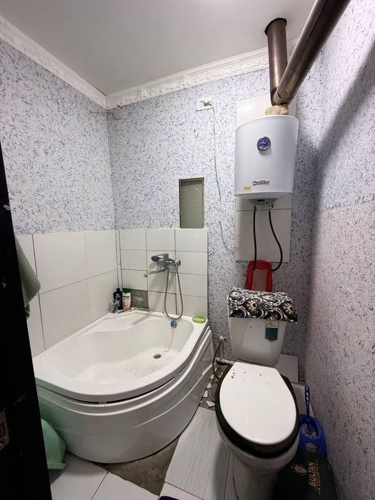 Gulistond shaharda Uy sotiladi 1 chi mavzeda 2 etajli.