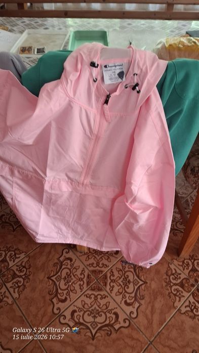 Se vinde geaca impermeabila 200 ro.set de scule 350 ron