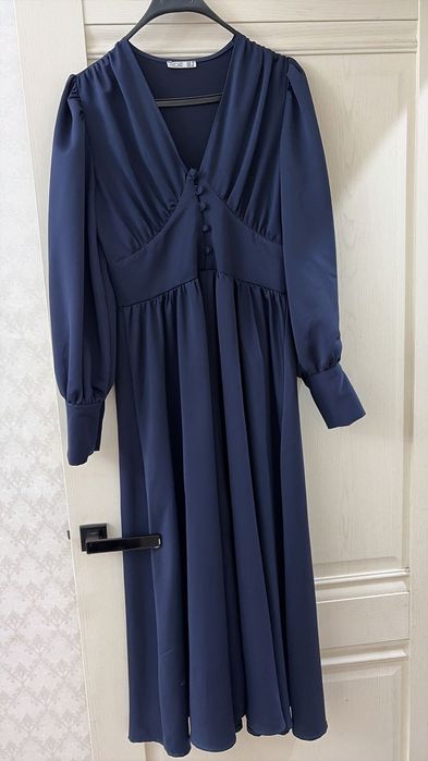 Синие красичое платье с маленькими пуговицами