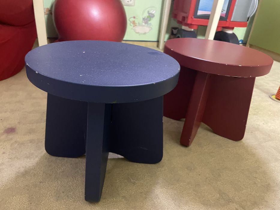 Продам детский стол с 4 табуретками