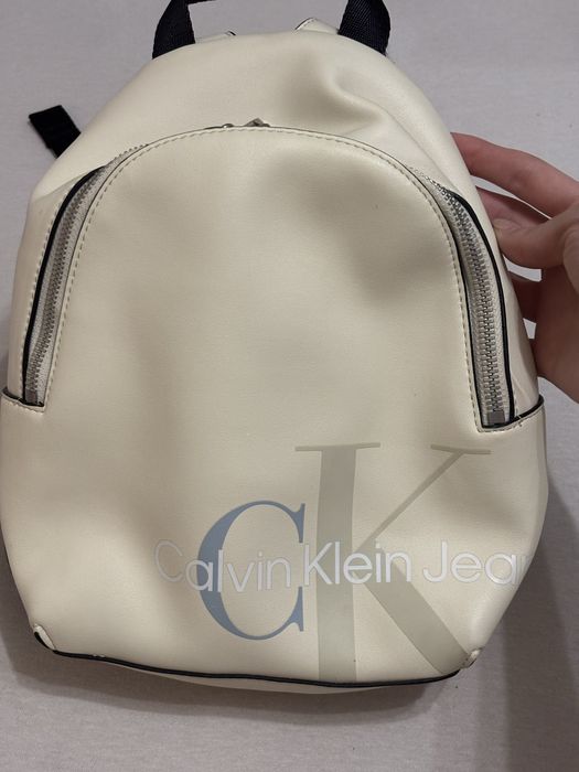 Rucsac Calvin Klein Jeans mini crem/alb – stare foarte bună