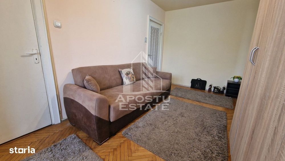 Apartament de vanzare cu 3 camere, centrala proprie, zona Dacia — fotografia 1