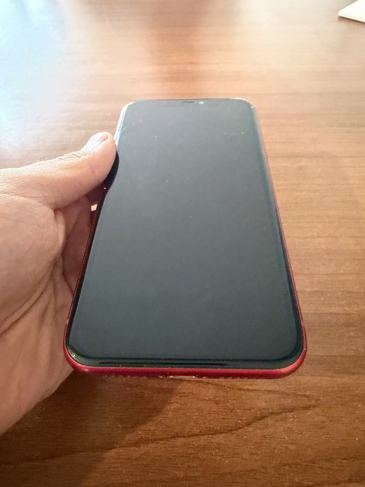 iPhone 11 червен