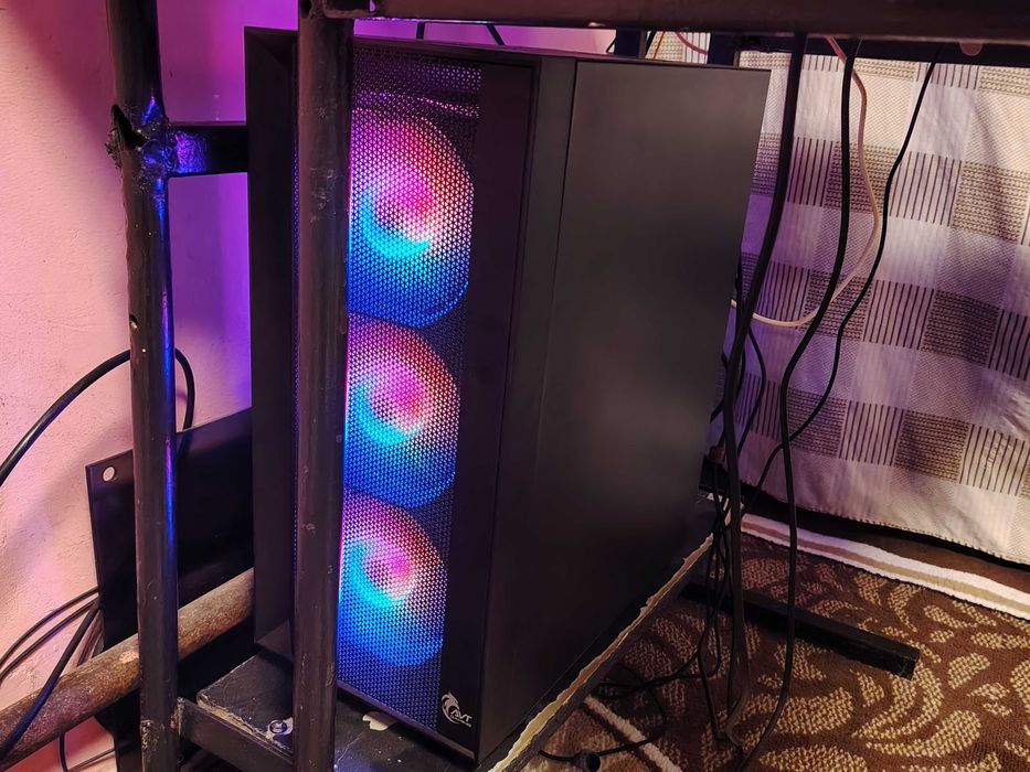 Компьютер сотилади хама жойи яхши якинда оганман сотмокчиман