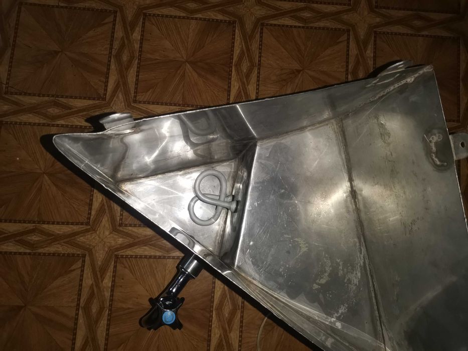 Бак для воды на дачу на 10 л на дачу, с нагревателем на 1000 Вт