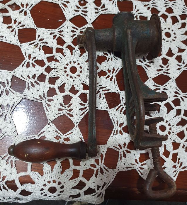 Râșniță veche in stare foarte buna