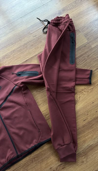 Мъжки,памучен екип Nike,цвят бордо,с активен заден джоб на долнището