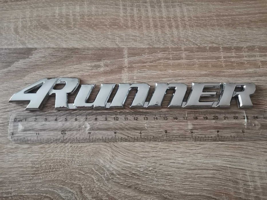 сребрист надпис Toyota 4Runner