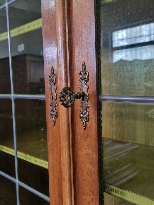 Дъбова витрина с ръчна дърворезба метален обков и цветен оловен витраж